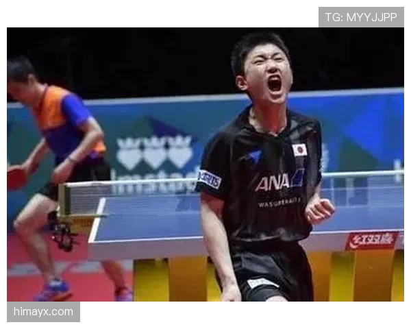 张本智和这娃赛场上跟家里完全两个人，一手拿球另一只手拿手机？