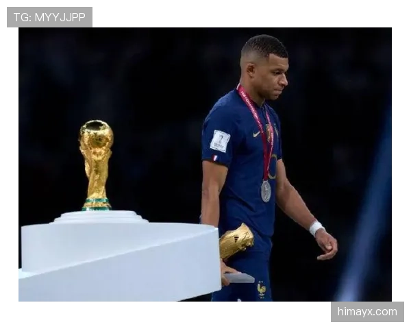 姆巴佩领奖台下穿拖鞋配名表，这反差让我笑出声