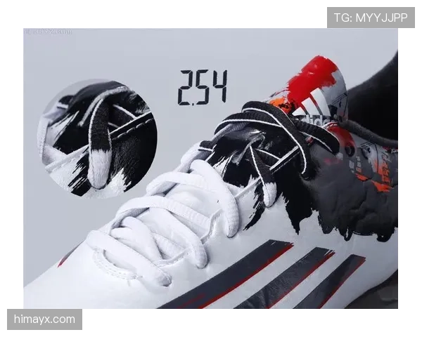 梅西门口的豪车和他进门的那双鞋，反差得像两个人